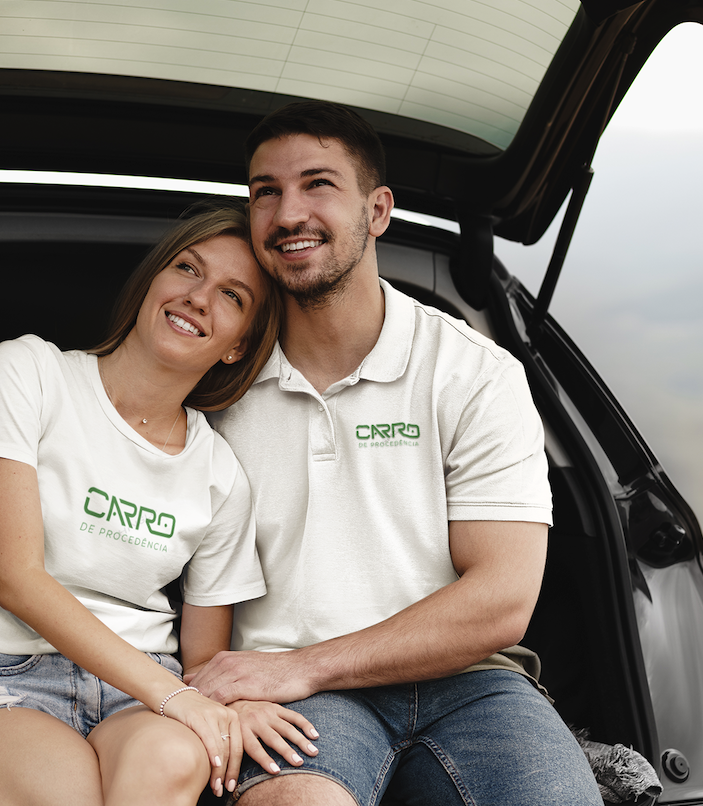 Casal sentando em um carro olhando o horizonte felizes